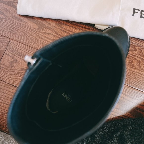 9.8/10 New Fendi Boots, 100% authentic. - Picture 10 of 10